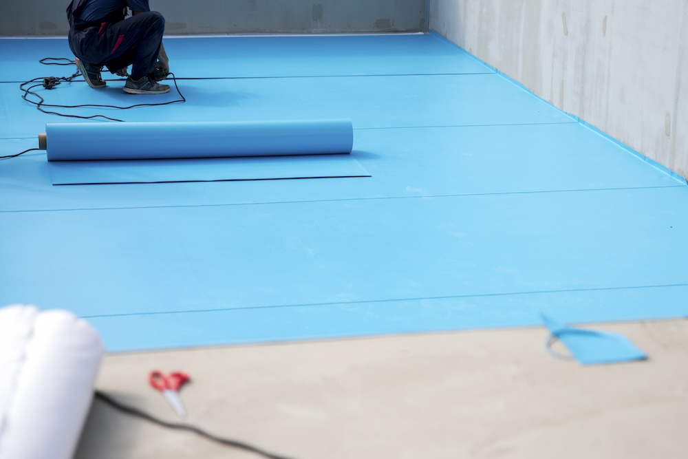 Placement the Blue Pool Vinyl Liner Floor